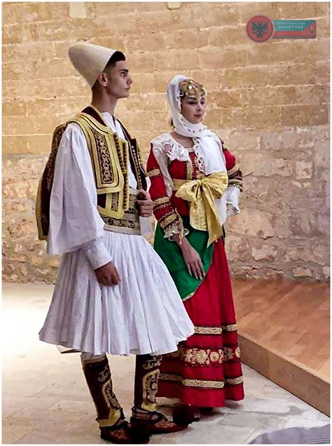Tematica: Gli Evzones greci in costume tradizionale, con fustanella e tsarouhia, durante la cerimonia di cambio della guardia ad Atene.