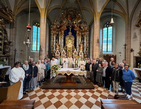 pellegrini in un santuario che praticano l'incubatio