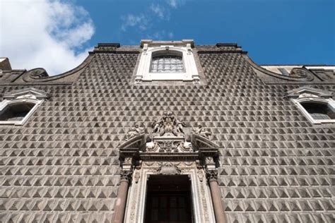 Facciata della Chiesa del Gesù Nuovo con le caratteristiche bugne a diamante e il portale marmoreo arricchito.