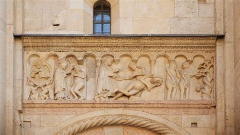 Dettaglio del portale marmoreo con colonne corinzie e lo stemma della Compagnia di Gesù.