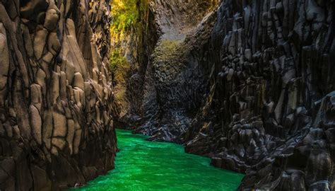 Tematico foto: paesaggi brulli e gole rocciose in Sud Italia, simili a quelli mediorientali