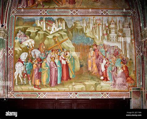 Interno della Cappella della Croce di Giorno a Volterra con affreschi vividi e pilastri decorati