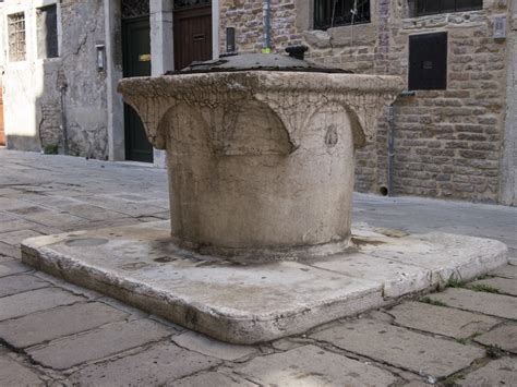 vera da pozzo veneziana in pietra d'Istria