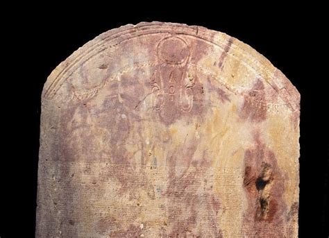 dettaglio della Stele del Pane con incisioni