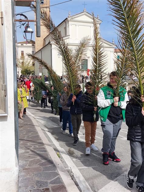 Manifestazione religiosa della Domenica delle Palme con processione e fedeli