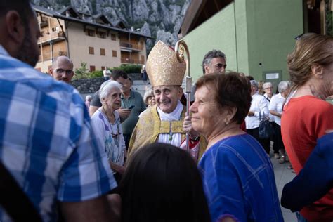 Foto di gruppo con l'Arcivescovo Delpini a Casa Suraya