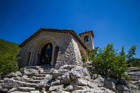 Foto panoramica del Monastero di Santa Rita a Cascia con evidenti segni di danni strutturali