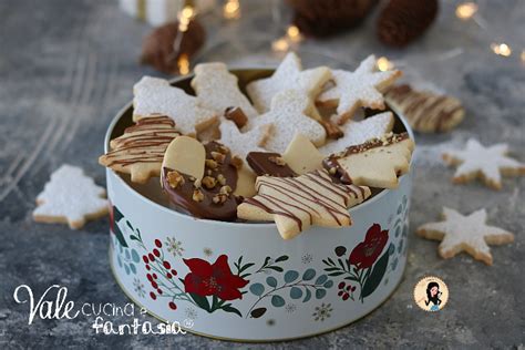 Immagine di cioccolatini e biscotti natalizi