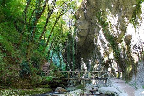 Sentiero immerso nella natura che porta al Santuario di Valverde