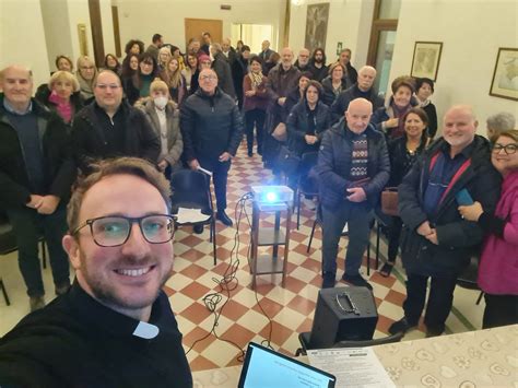 Famiglia che partecipa a un incontro di Pastorale Prebattesimale