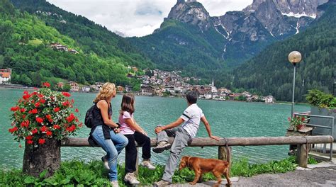 Famiglia con cane che passeggia nelle Dolomiti