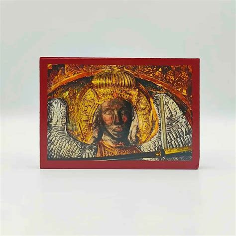 Dettaglio del manto rosso dell'Arcangelo Michele