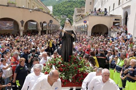 Pellegrini in fila lungo la strada per Cascia durante la festa di Santa Rita