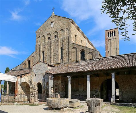 Veduta esterna del Museo della Basilica di Santa Maria Assunta di Gandino, situato nel Palazzo del Vicario