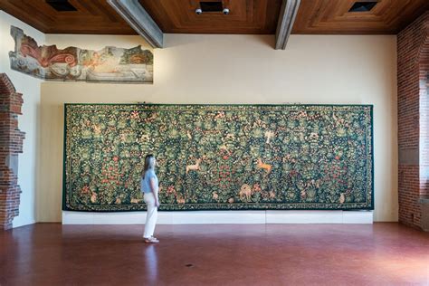 Dettaglio di un arazzo fiammingo o di un paramento sacro esposto nel museo
