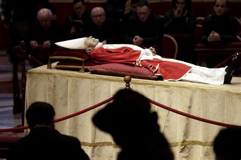 Benedetto XVI durante una celebrazione in Vaticano, con un focus sul suo pensiero sociale