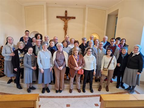 Foto di gruppo di laici in formazione o in servizio ecclesiale