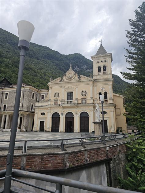 Foto panoramica del Santuario della Madonna del Pettoruto immerso nel paesaggio montano.