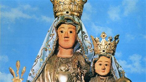 Processione con la statua della Madonna del Pettoruto durante una festività.