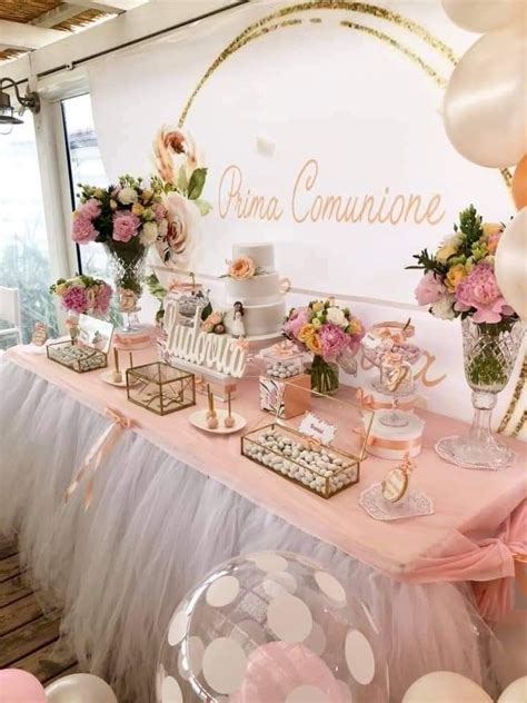 Tavola di battesimo con decorazioni in tonalità pastello e piccoli carillon