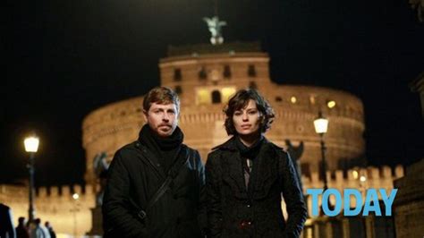 Padre Gabriel Antinori e Claudia Munari durante un'indagine