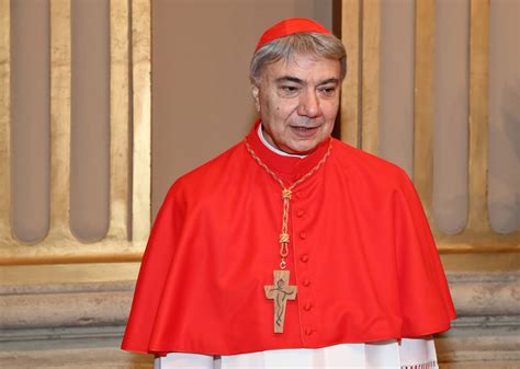 Fotografia del Cardinale Domenico Battaglia durante una celebrazione