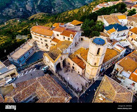 Veduta aerea del Santuario di Monte Sant'Angelo e del paesaggio circostante