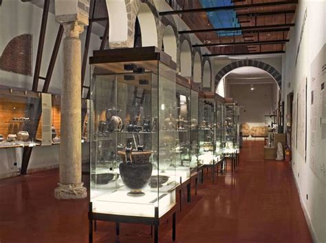 Interno della Pinacoteca Provinciale di Salerno con opere d'arte