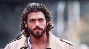 Ritratto dell'attore Can Yaman in costume da Sandokan