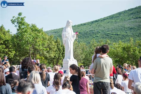 Foto della Chiesa di San Giacomo a Medjugorje durante una celebrazione
