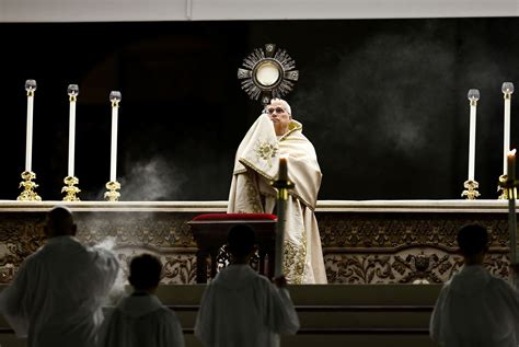 Pellegrini in preghiera durante l'adorazione eucaristica a Medjugorje
