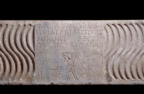 Frammento di coperchio di sarcofago con nave simbolica
