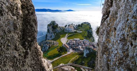 Foto panoramica di Caltabellotta durante la festa con folla e decorazioni