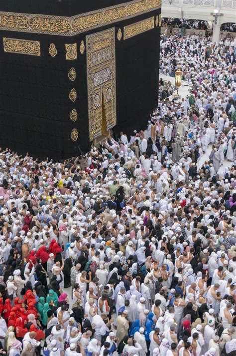 Pellegrini in ihram attorno alla Kaaba