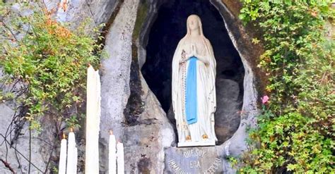 Statua della Madonna di Lourdes