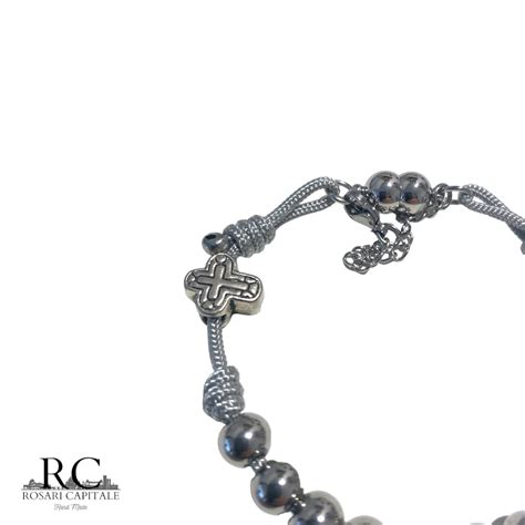 Immagine di un bracciale decina del rosario in paracord grigio con medaglia di San Benedetto