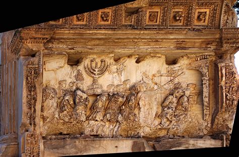 Arco di Tito a Roma con i rilievi dei soldati romani che portano gli arredi del Tempio
