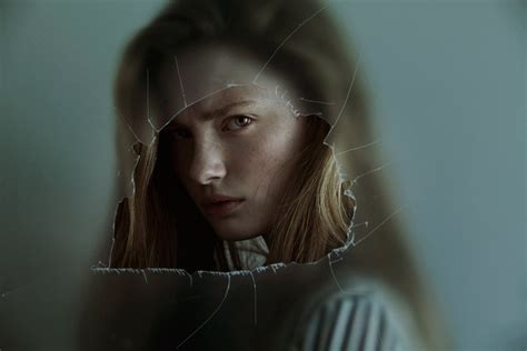 Ritratto della fotografa Marta Bevacqua in un ambiente naturale