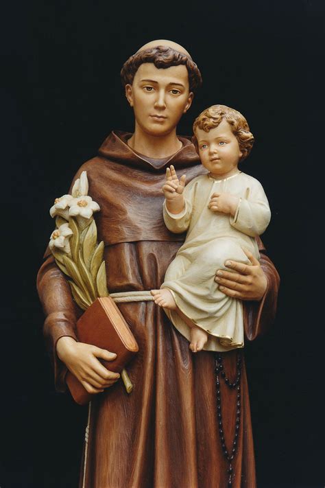 Statua di Sant'Antonio con il Bambino Gesù in un capitello di campagna
