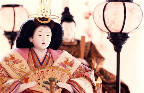Foto di un altare Hina Matsuri con le bambole posizionate sui gradini