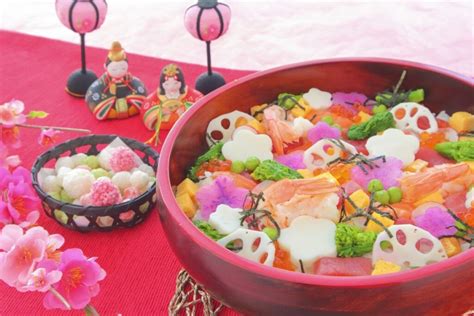 Vetrina con cibi tradizionali dell'Hina Matsuri, inclusi Chirashizushi, Hishimochi e Shirozake