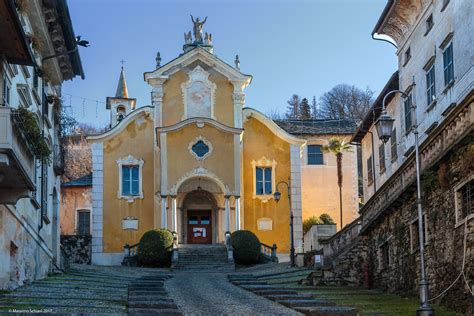 Foto aerea o panoramica della Chiesa di Santa Maria Assunta a Polverina con i Monti Sibillini sullo sfondo