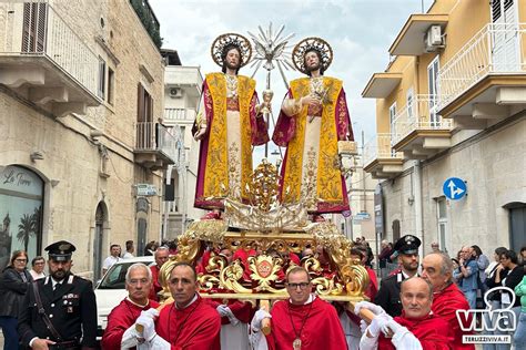Foto della processione con il reliquiario dei Santi Martiri a Rignano Flaminio