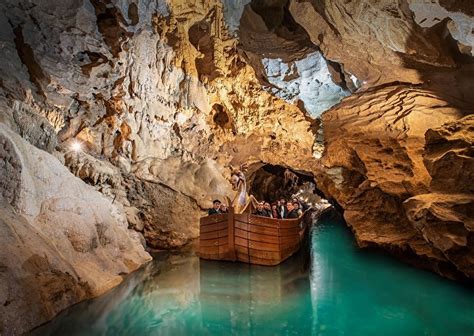 Interni delle Grotte di Betharram con fiume sotterraneo