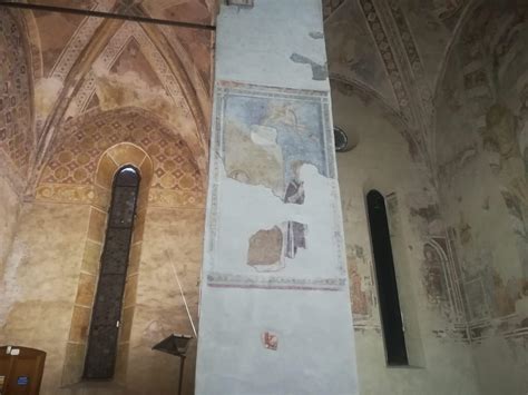 Dettaglio degli affreschi restaurati all'interno di una chiesa storica