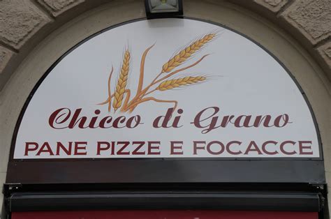 Foto di simboli quaresimali come un chicco di grano, una croce, o mani in preghiera