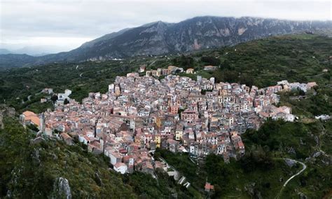 veduta panoramica di Isnello durante una celebrazione festiva