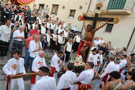 processione del Santissimo Crocifisso adornato con fave e spighe