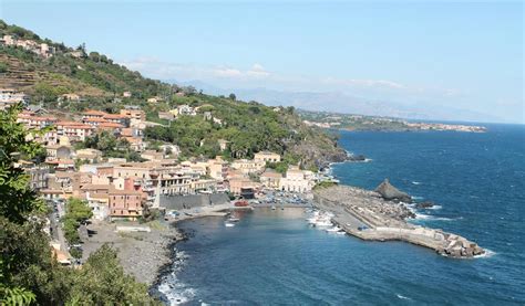 Panoramica del borgo di Santa Maria La Scala con il suo porticciolo e la Timpa sullo sfondo