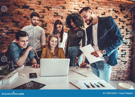 Foto di gruppo di giovani al lavoro in una comunità del Cenacolo